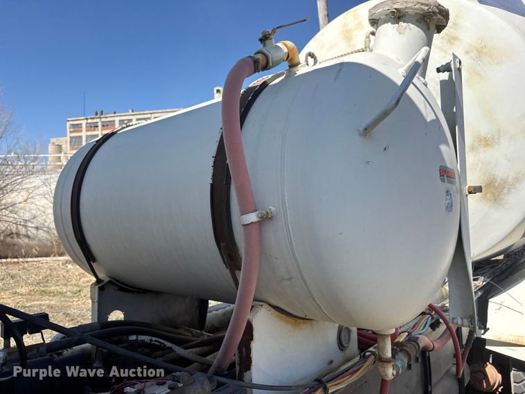 image for item ET1682 2007 Peterbilt 357 ready mix truck