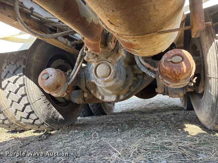 image for item ET1682 2007 Peterbilt 357 ready mix truck