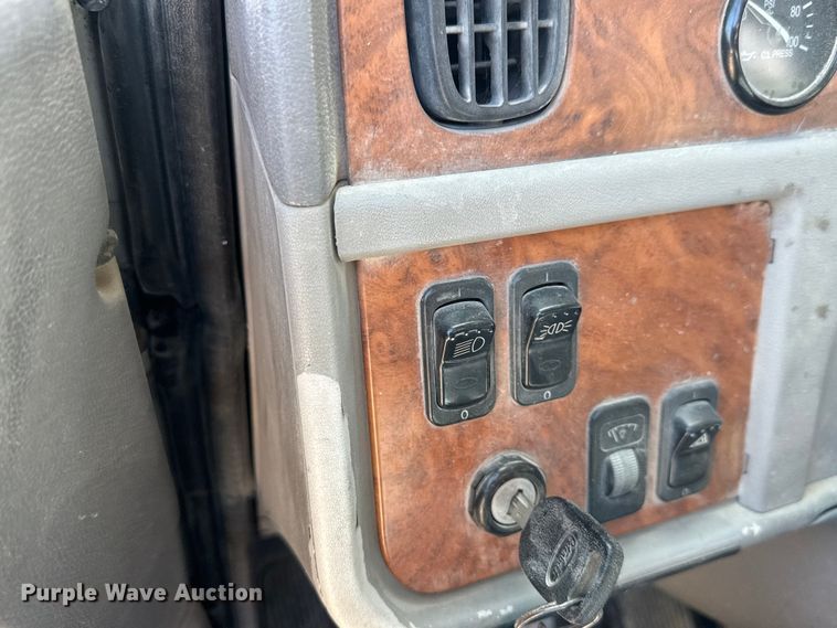 image for item ET1682 2007 Peterbilt 357 ready mix truck