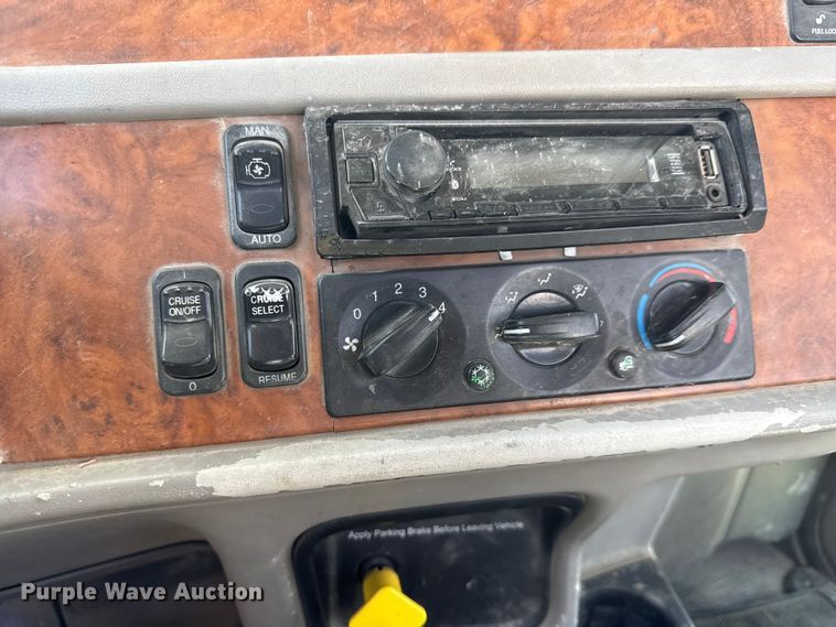 image for item ET1682 2007 Peterbilt 357 ready mix truck