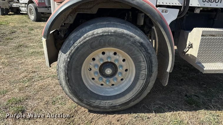 image for item ET1682 2007 Peterbilt 357 ready mix truck