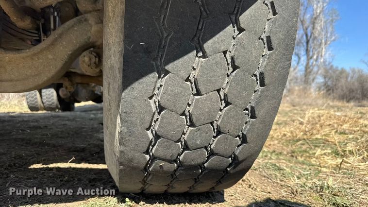 image for item ET1682 2007 Peterbilt 357 ready mix truck