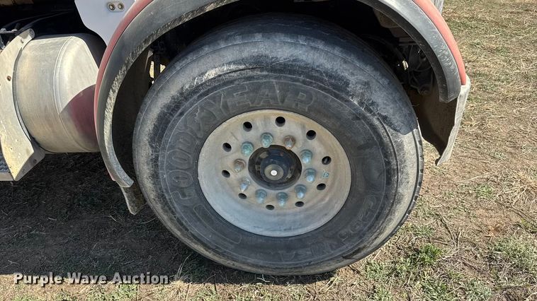 image for item ET1682 2007 Peterbilt 357 ready mix truck