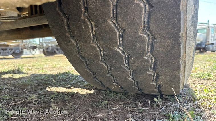 image for item ET1682 2007 Peterbilt 357 ready mix truck