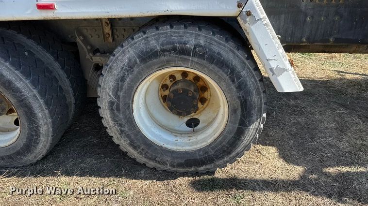 image for item ET1682 2007 Peterbilt 357 ready mix truck