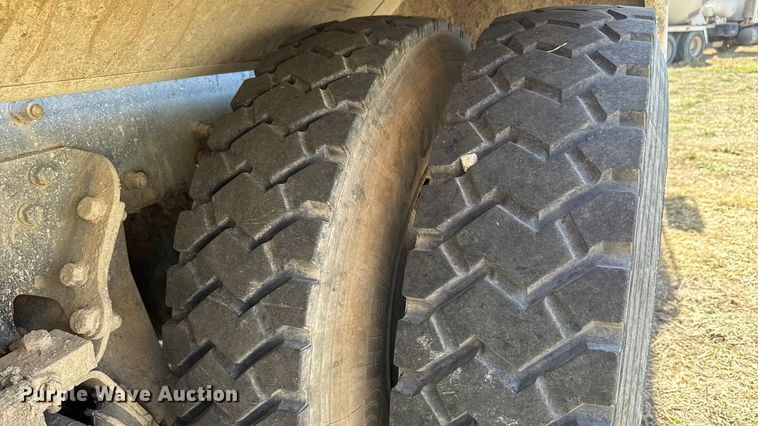 image for item ET1682 2007 Peterbilt 357 ready mix truck