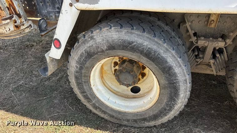 image for item ET1682 2007 Peterbilt 357 ready mix truck