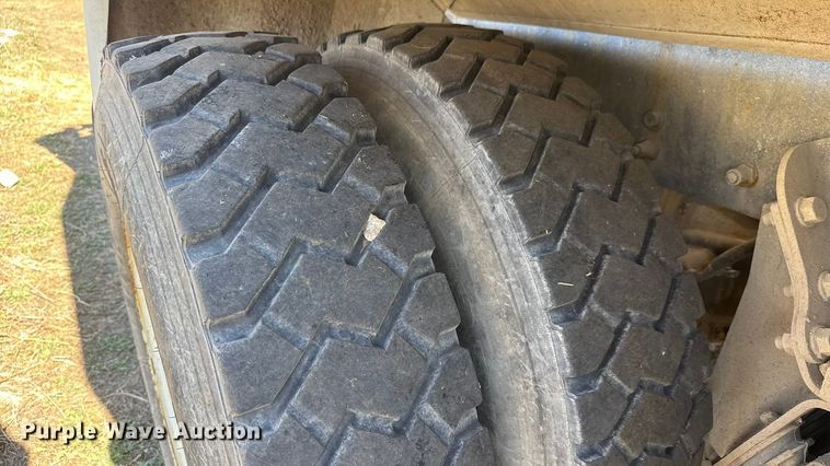 image for item ET1682 2007 Peterbilt 357 ready mix truck