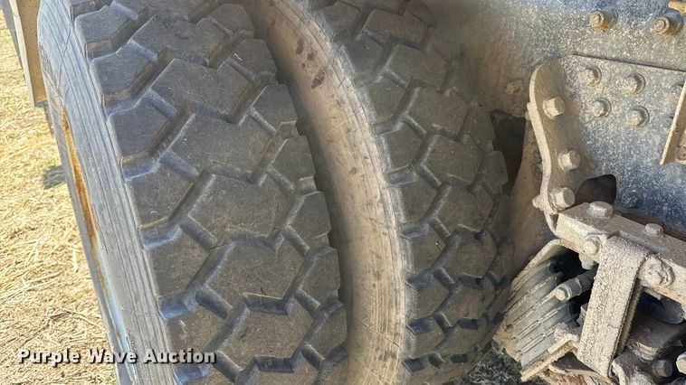 image for item ET1682 2007 Peterbilt 357 ready mix truck