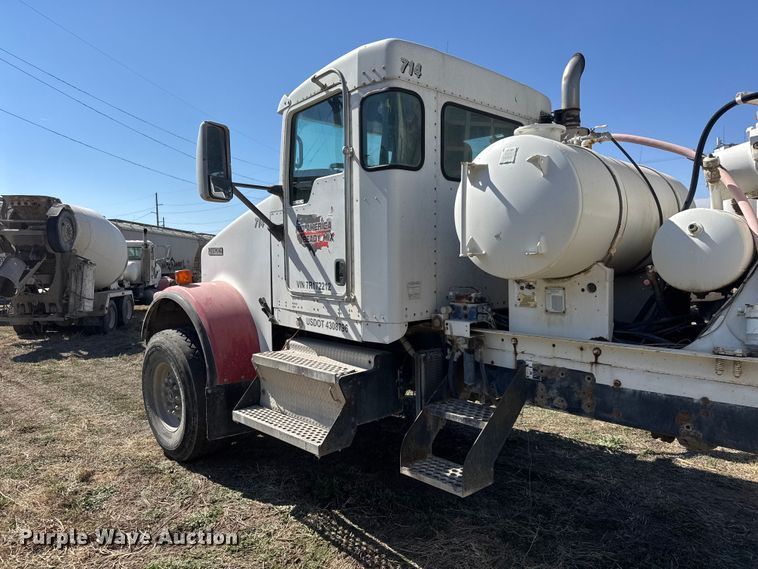 image for item ET1683 2007 Kenworth W900 ready mix truck