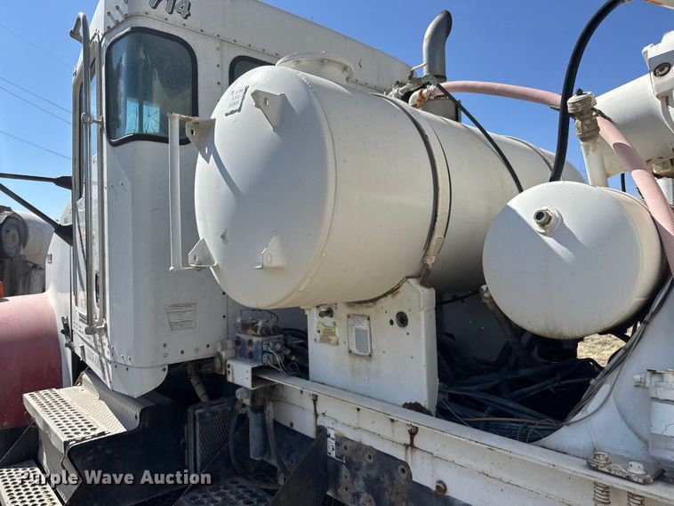 image for item ET1683 2007 Kenworth W900 ready mix truck