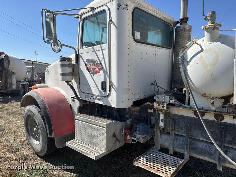 image for item ET1684 2007 Peterbilt 357 ready mix truck
