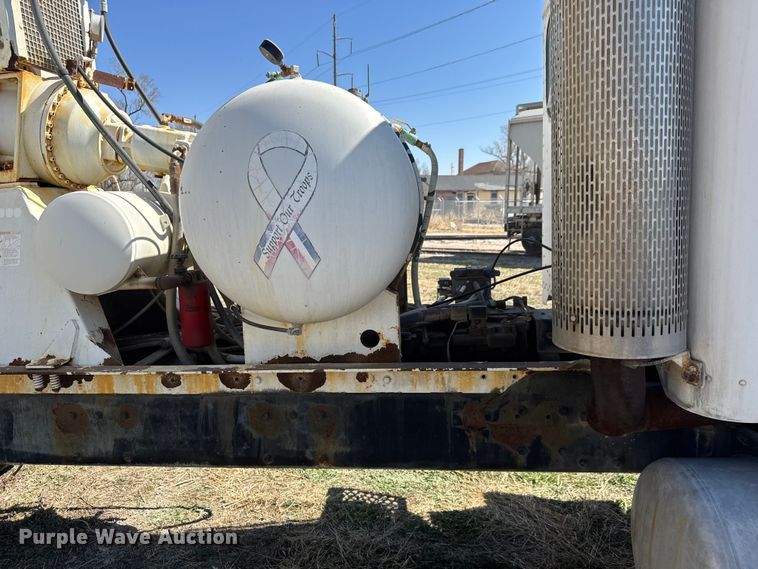 image for item ET1684 2007 Peterbilt 357 ready mix truck