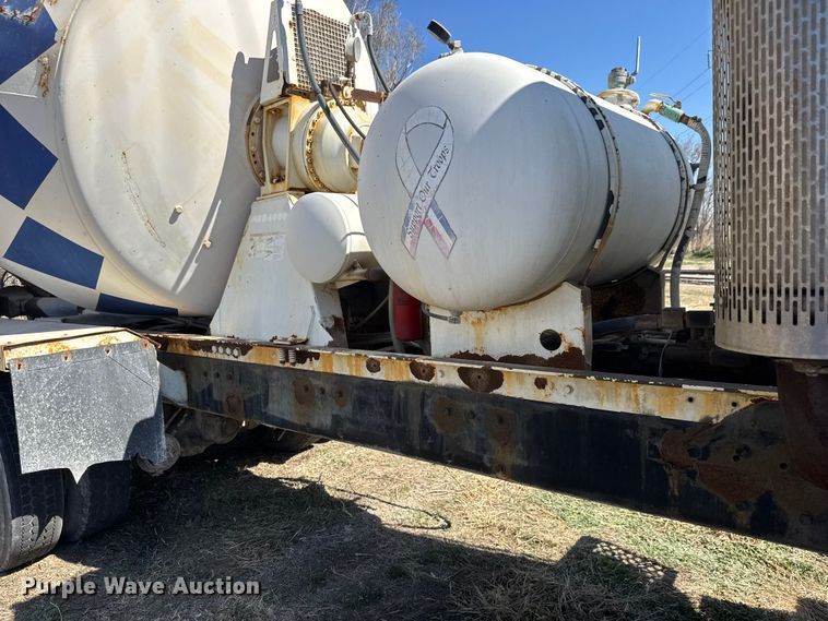 image for item ET1684 2007 Peterbilt 357 ready mix truck