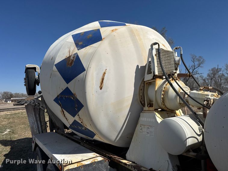 image for item ET1684 2007 Peterbilt 357 ready mix truck