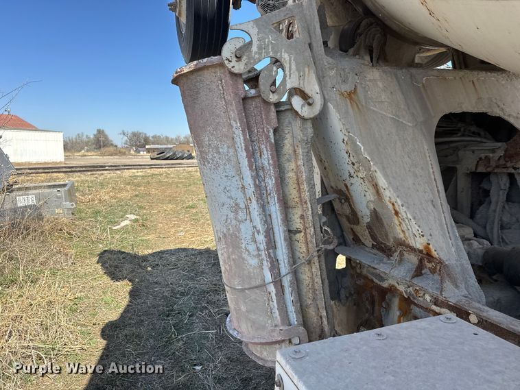 image for item ET1684 2007 Peterbilt 357 ready mix truck