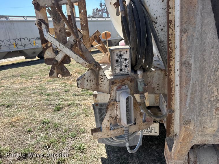 image for item ET1684 2007 Peterbilt 357 ready mix truck