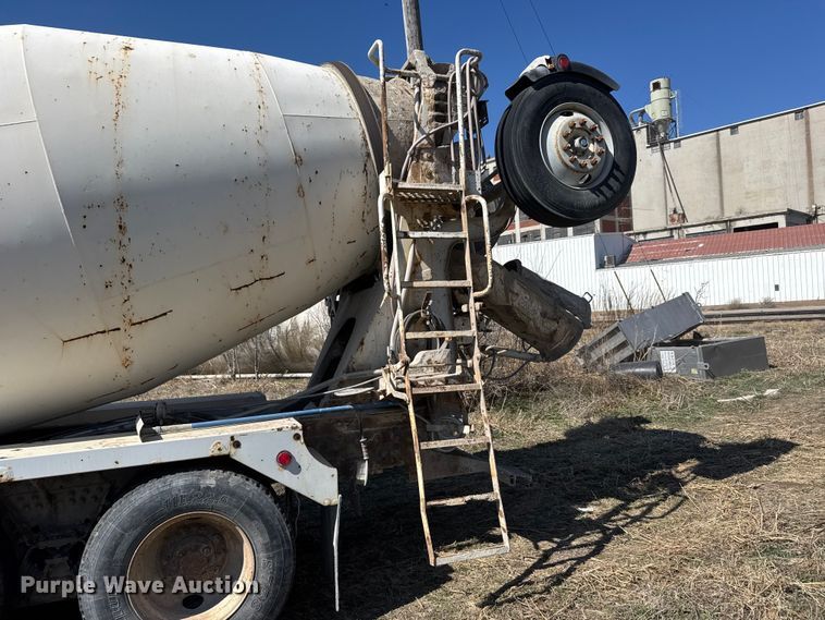 image for item ET1684 2007 Peterbilt 357 ready mix truck