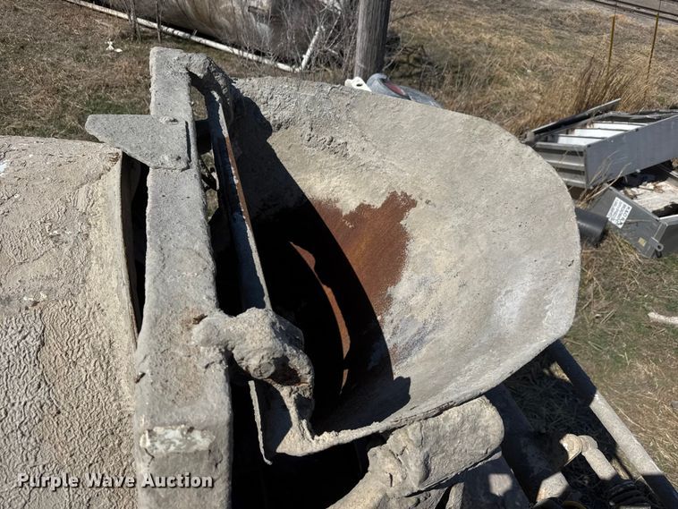 image for item ET1684 2007 Peterbilt 357 ready mix truck