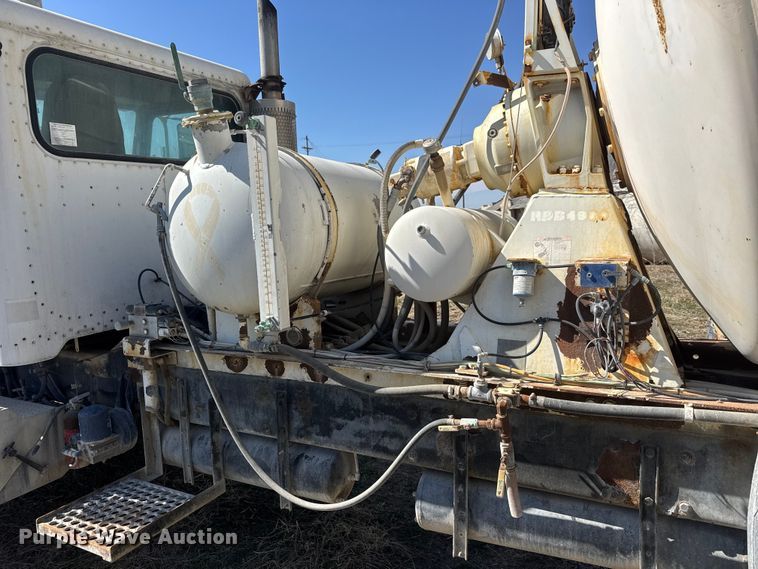 image for item ET1684 2007 Peterbilt 357 ready mix truck