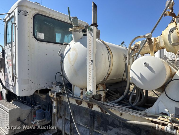 image for item ET1684 2007 Peterbilt 357 ready mix truck