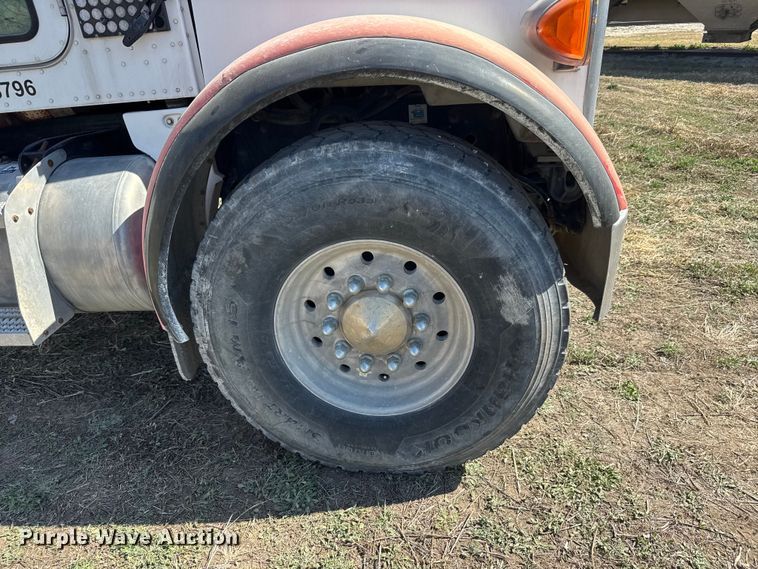 image for item ET1684 2007 Peterbilt 357 ready mix truck