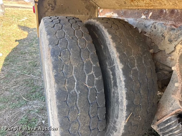 image for item ET1684 2007 Peterbilt 357 ready mix truck