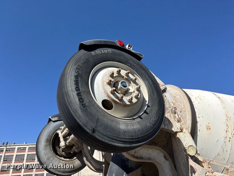 image for item ET1684 2007 Peterbilt 357 ready mix truck