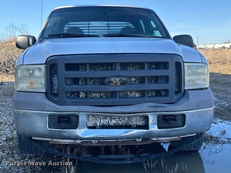 image for item ET1700 2005 Ford F250 Super Duty Crew Cab pickup truck