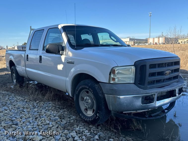 image for item ET1700 2005 Ford F250 Super Duty Crew Cab pickup truck
