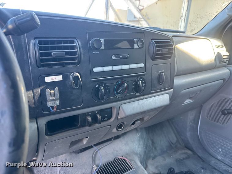 image for item ET1700 2005 Ford F250 Super Duty Crew Cab pickup truck