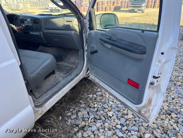 image for item ET1700 2005 Ford F250 Super Duty Crew Cab pickup truck