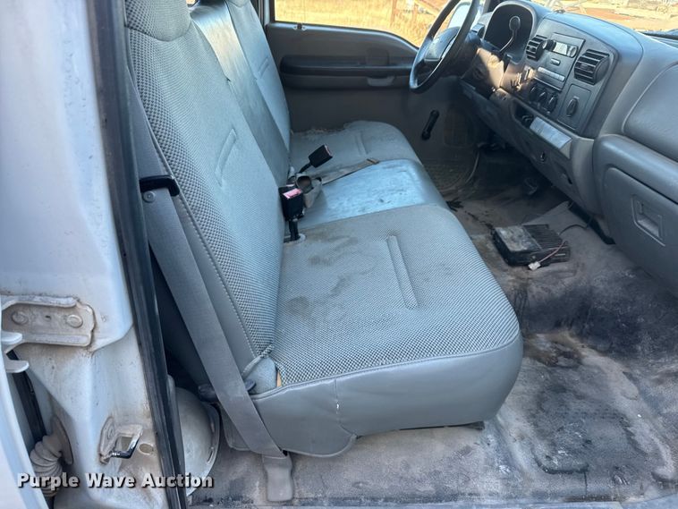image for item ET1700 2005 Ford F250 Super Duty Crew Cab pickup truck