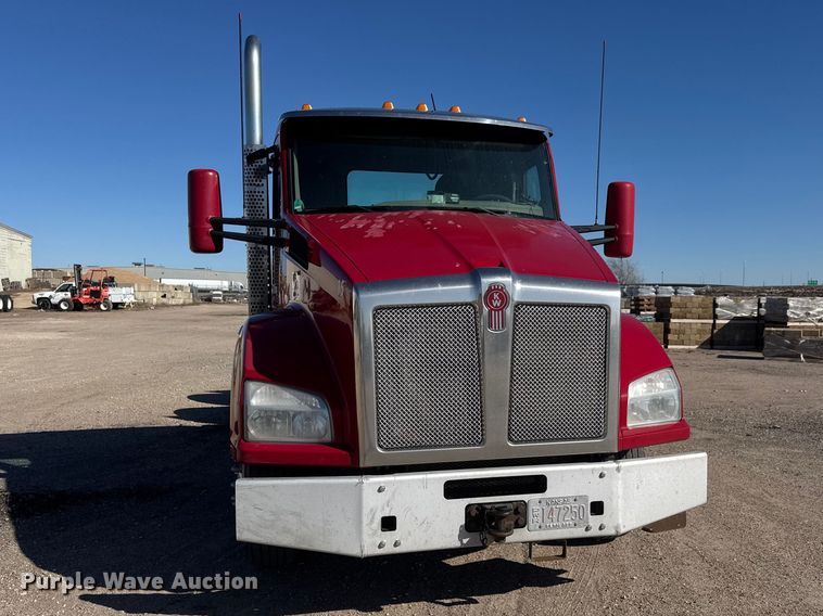 image for item ET1704 2015 Kenworth T880 semi truck