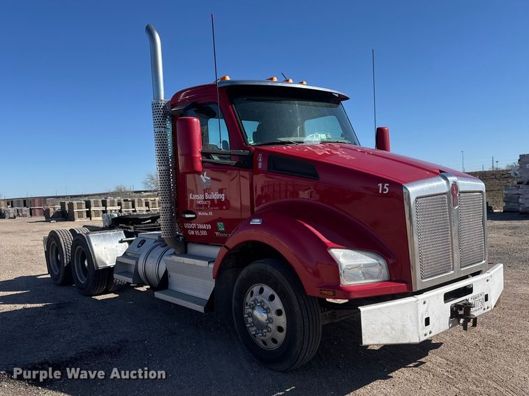 image for item ET1704 2015 Kenworth T880 semi truck