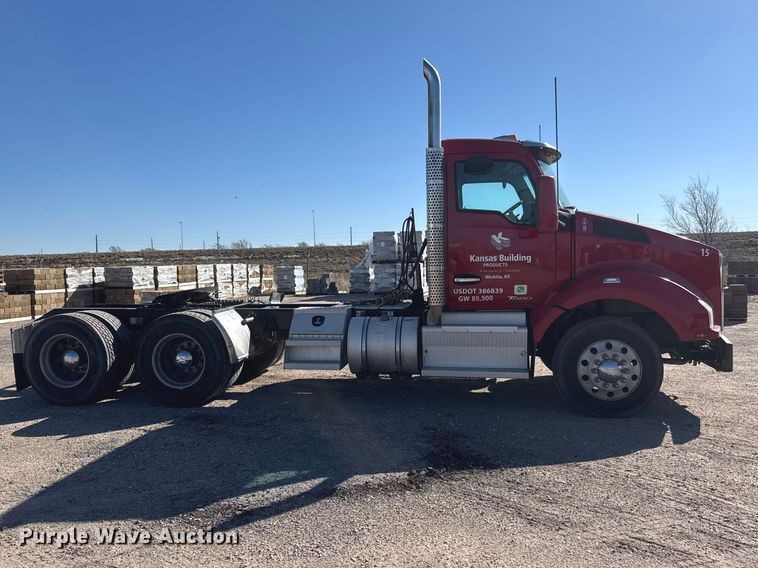 image for item ET1704 2015 Kenworth T880 semi truck