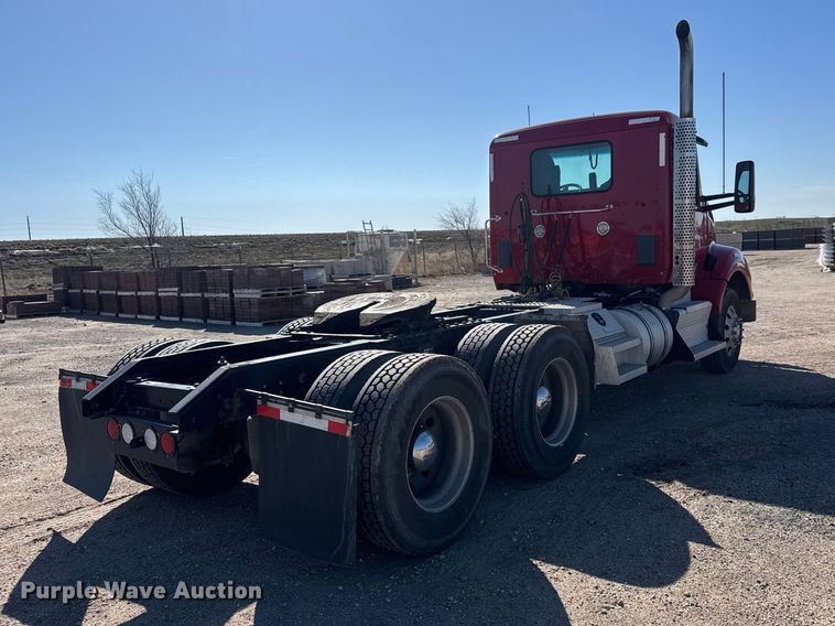 image for item ET1704 2015 Kenworth T880 semi truck