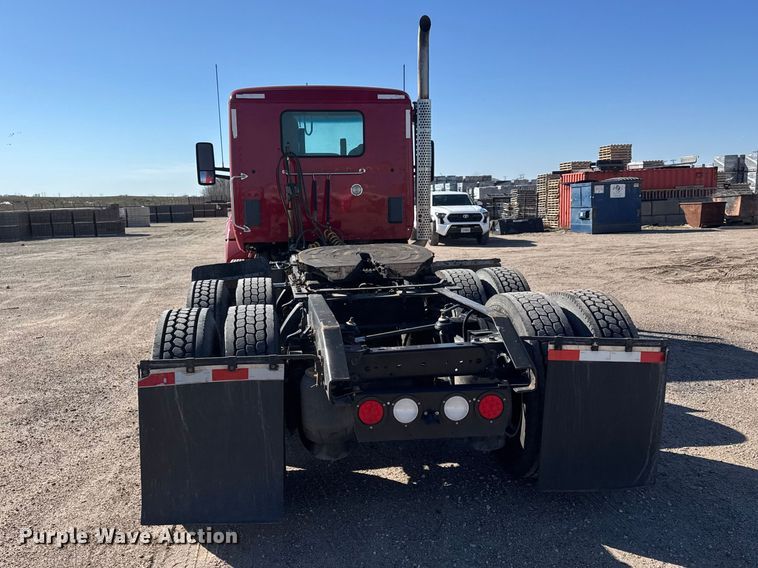 image for item ET1704 2015 Kenworth T880 semi truck