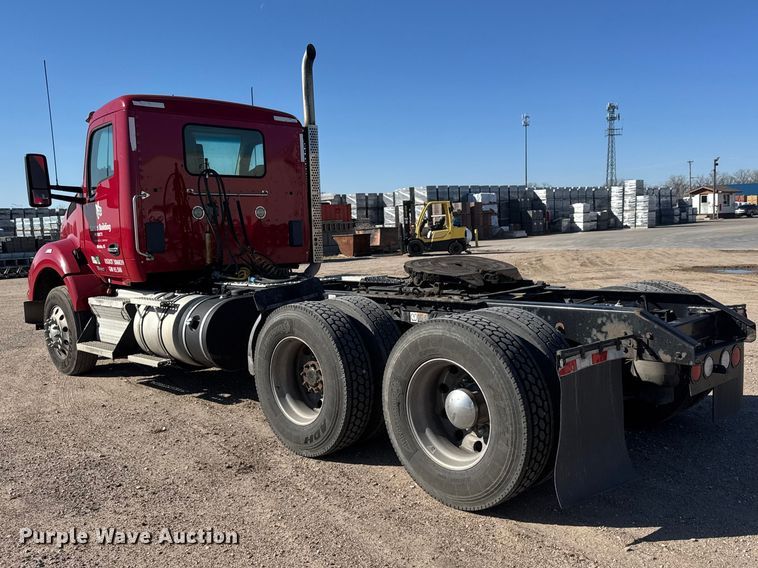 image for item ET1704 2015 Kenworth T880 semi truck