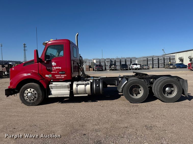 image for item ET1704 2015 Kenworth T880 semi truck