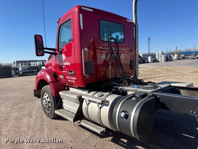 image for item ET1704 2015 Kenworth T880 semi truck