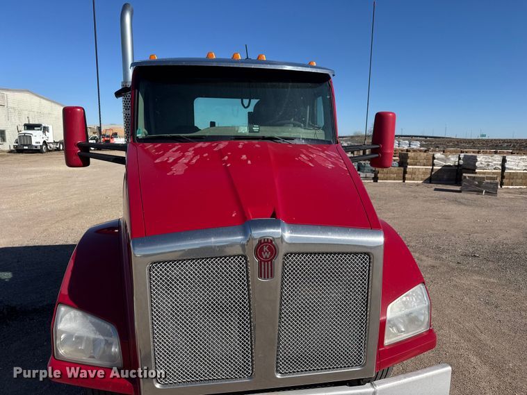 image for item ET1704 2015 Kenworth T880 semi truck