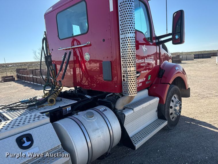 image for item ET1704 2015 Kenworth T880 semi truck