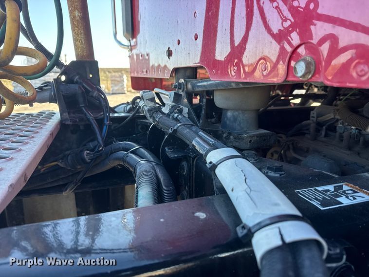 image for item ET1704 2015 Kenworth T880 semi truck