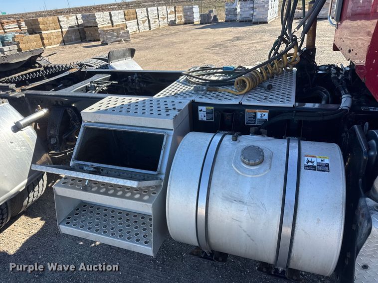 image for item ET1704 2015 Kenworth T880 semi truck