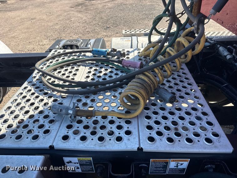 image for item ET1704 2015 Kenworth T880 semi truck