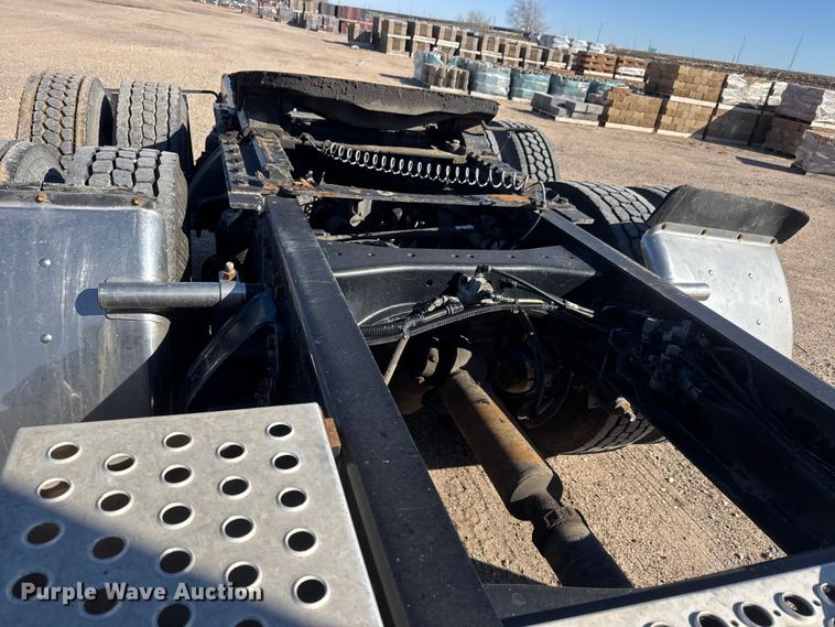 image for item ET1704 2015 Kenworth T880 semi truck