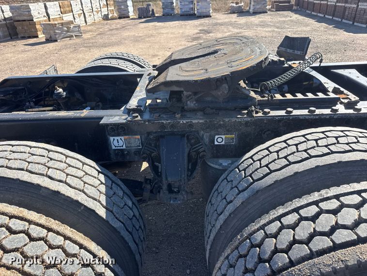 image for item ET1704 2015 Kenworth T880 semi truck