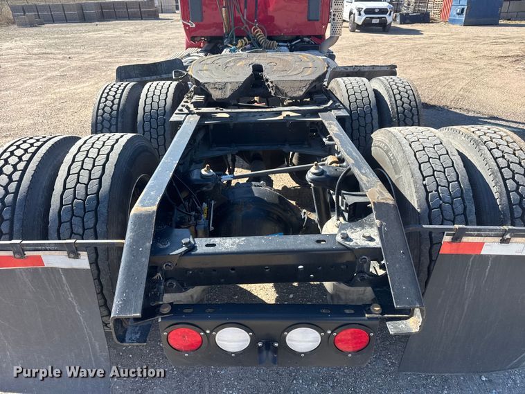 image for item ET1704 2015 Kenworth T880 semi truck