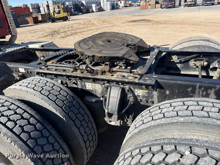 image for item ET1704 2015 Kenworth T880 semi truck